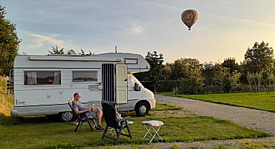Luchtballon over de camperplaats