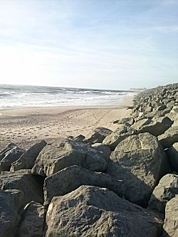 Strand en rotsen
