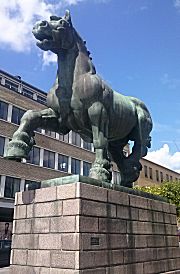 Een groot paard in Randers