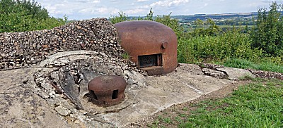 oude bunker in het bos